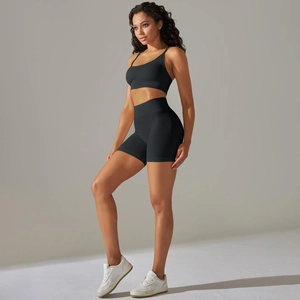 Nahaufnahme von schwarzem Sport-BH mit Racerback und Yoga-Shorts an Fitness-Model