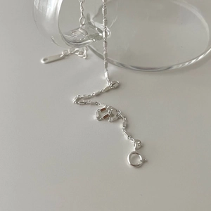 Detailed macro view of 925 sterling silver chain with cubes and spring clasp close-up
