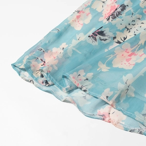 Abito floreale allacciato al collo celeste in chiffon con dettaglio orlo cucito bene
