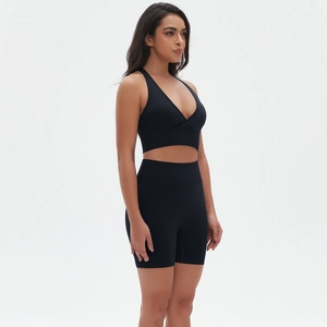Dettaglio del set yoga nero senza cuciture con reggiseno sportivo a V e pantaloncini