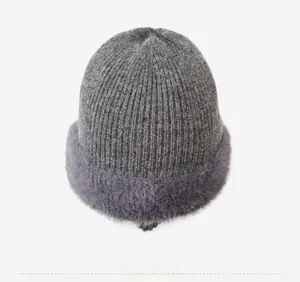 Draufsicht auf die Rippstrickstruktur und das dicke Plüschfutter der Winterstrickmütze