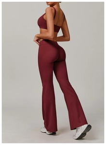 Vue latérale du pantalon de yoga évasé taille haute et brassière sport bordeaux
