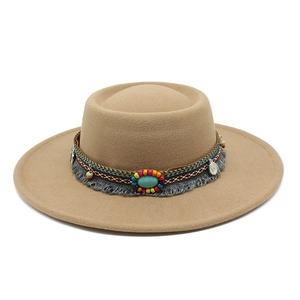 Détail d'un chapeau fedora en laine camel avec ruban ethnique et centre en turquoise
