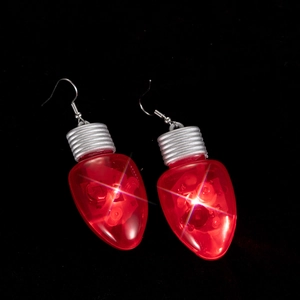 Dettaglio ravvicinato di orecchini a lampadina LED rossi con effetto luminoso festivo