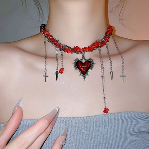 Nahaufnahme der roten Steinkette mit Gothic-Herz-Kreuz-Anhänger und silbernen Spitzen