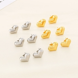 Boucles d'oreilles minimalistes en forme de cœur 3D en acier doré et argenté poli