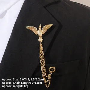 Détail d'une broche aigle dorée avec glands sur revers noir montrant la texture plume