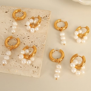 Boucles d'oreilles perles dorées vintage avec design asymétrique de cercles et pendentifs