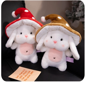 Détail de mignonnes peluches lapins avec chapeaux champignons rouges et fourrure douce