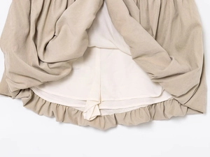 Gros plan sur la mini-jupe beige avec une doublure de sécurité intégrée pratique