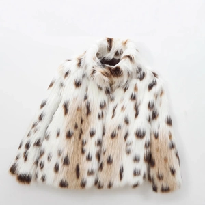 Short faux fur jacket with stylish brown leopard pattern on an off-white background