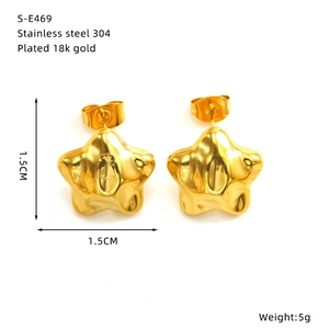 Vue détaillée des boucles d'oreilles étoile en acier doré 18k avec dimensions 1,5cm