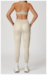 Vue arrière de l'ensemble de yoga beige avec brassière dos nageur et legging taille haute
