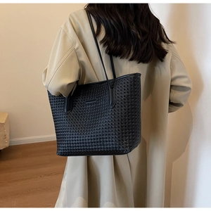 Fashionable black woven tote bag for women with large capacity and shoulder straps