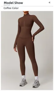 Details des kaffeebraunen Yoga-Sets mit elastischem Strickstoff und Daumenlochbündchen