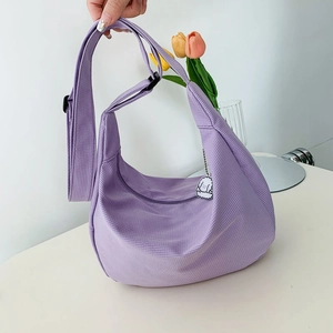 Grand sac à main violet en forme de demi-lune avec sangle large et charme de caniche