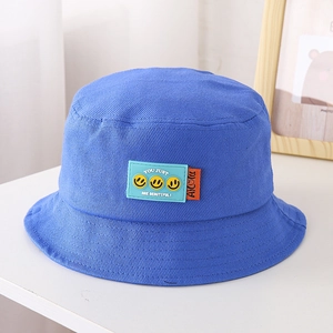 Simpatico cappello a secchiello blu per bambini con toppa smiley ricamata e slogan