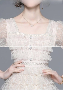 Détails de l'encolure carrée, des manches bouffantes et de la broderie de dentelle de la robe