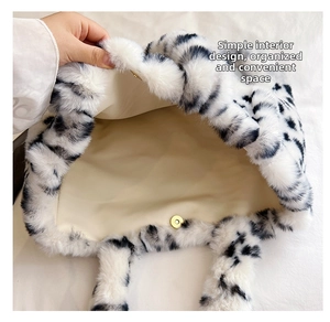 Dettaglio della borsa in peluche con stampa mucca, fodera interna e chiusura magnetica