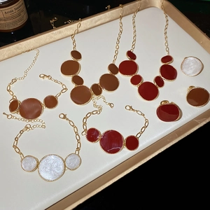 Set de bijoux vintage géométriques dorés avec breloques émaillées blanches et marron rouge