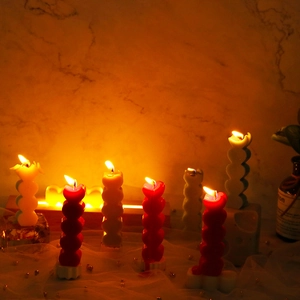Αρωματικά κεριά σε σχήμα 5 καρδιών σε κόκκινο και λευκό χρώμα για ρομαντική ατμόσφαιρα