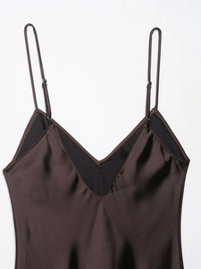 Détail d'une robe en satin de soie avec décolleté en dentelle et fines bretelles