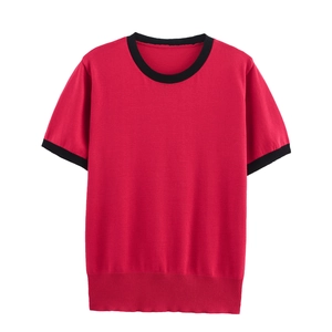 Pull en maille rouge à manches courtes avec col rond contrasté noir et ourlet côtelé