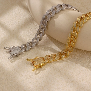 Dettaglio di bracciali cubani in oro e argento con pavé di diamanti e chiusura a scatola