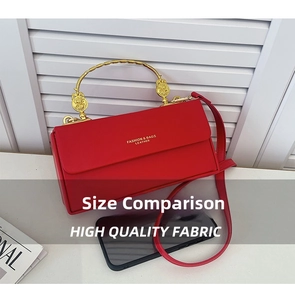 Comparaison de taille détaillée du sac boîte rouge avec téléphone et anse bambou