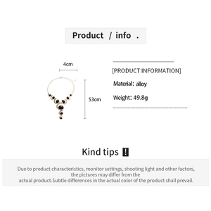 Vue détaillée montrant les dimensions et l'alliage de ce collier à pendentif ovale rétro