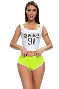 Nahaufnahme von weißem Crop-Top und neongrünen High-Waist-Shorts an einem Model