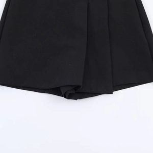 Makroaufnahme von schwarzen breiten Falten mit feiner diagonaler Twill-Textur