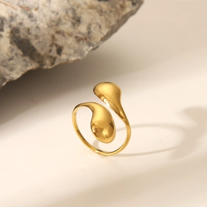 Dettaglio anello dorato in acciaio inossidabile con design a doppia goccia d'acqua