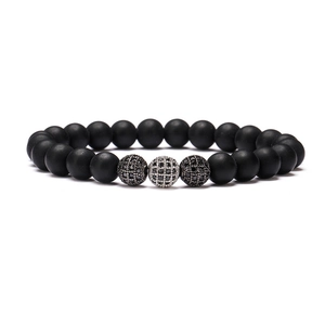 Matt schwarzes Steinperlenarmband mit drei Mikro-Pavé-Zirkonia-Kugeln verziert