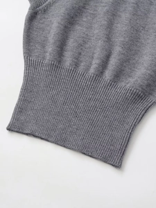 Dettaglio del gilet polo grigio in maglia con bordo a coste e trama rifinita