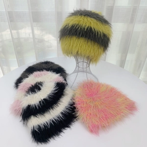 Gorro de punto de piel sintética a rayas de colores sobre soportes blancos y mesa
