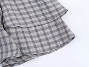 Gros plan détaillé du tissu écossais à couches avec texture à carreaux gris et blanc