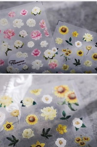 Détails d'autocollants nail art floraux avec roses roses et tournesols jaunes sur feuilles