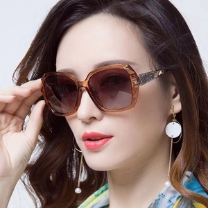 Fashion oversized women's sunglasses with brown gradient lenses and glitter temples