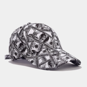 Vista dettagliata del cappellino da baseball con stampa all-over di banconote in bianco e nero