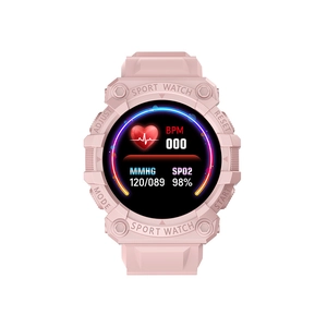 Montre connectée rose avec bracelet silicone affichant pouls, tension et taux d'oxygène