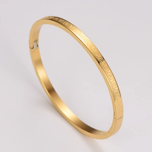 Detailaufnahme des griechischen Mäander-Musters auf dem goldenen Edelstahl-Armband