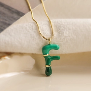 Collana dorata con ciondolo a lettera F stile bambù verde in smalto lucido