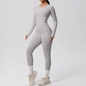 Détail du legging de yoga taille haute avec poches latérales dans un ensemble de sport gris