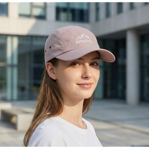 Foto lifestyle outdoor di un berretto sportivo 5-panel rosa cipria ad asciugatura rapida