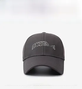 Détail d'une casquette de baseball gris foncé avec broderie gothique Marason blanche