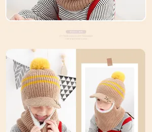 Detail einer Kinder-Strickmütze mit gelbem Bommel und warmem Fleecefutter