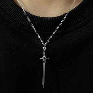 Collana con ciondolo a spada d'argento per uomo e donna in stile punk minimalista