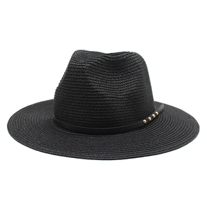 Eleganter schwarzer Panama-Strohhut mit Goldnieten-Details und dekorativem Band