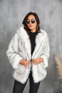 Détail de la texture de la fourrure synthétique blanche et gris argenté du manteau d'hiver